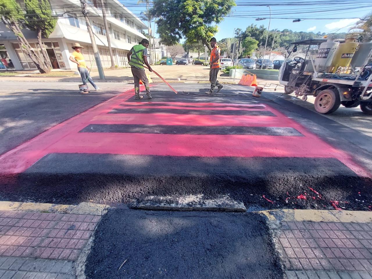 Implantação de faixa elevada entre Paço Municipal e Fórum reforça a segurança na região
