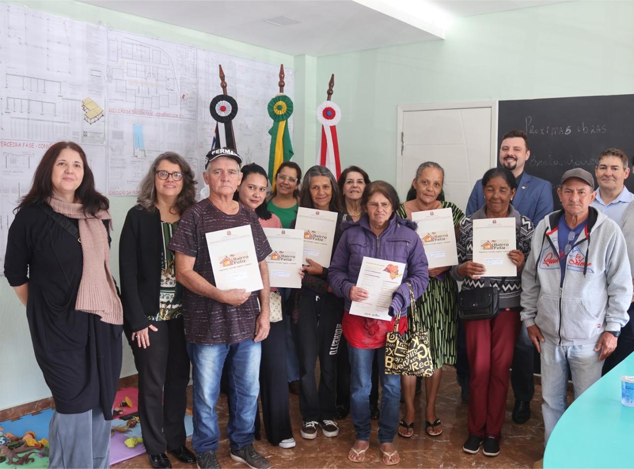 Moradores do Bom Pastor recebem títulos de regularização fundiária
