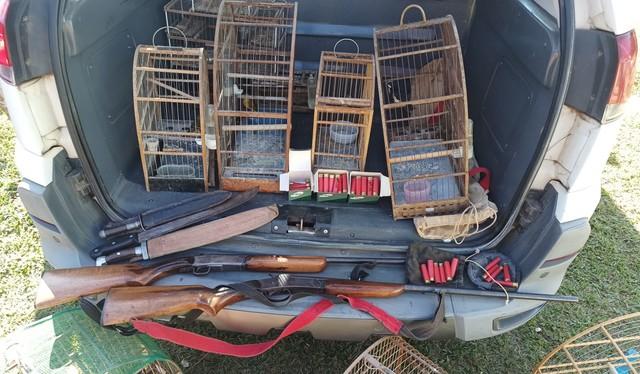 Operação da Polícia Ambiental prende três pessoas com armas e aves silvestres no interior de SP