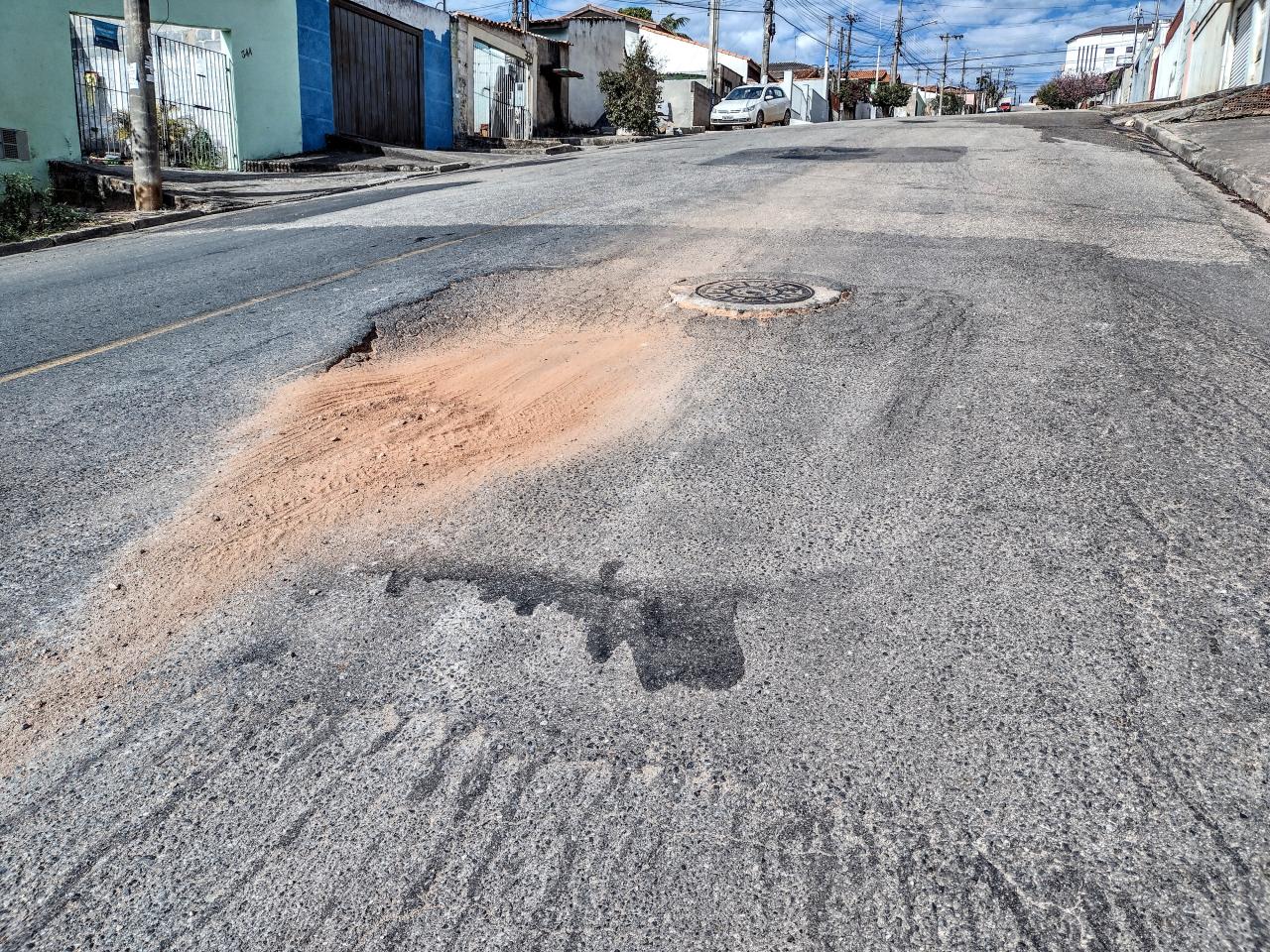 Aprofundamento no Asfalto da Rua José Moreira da Costa Preocupa Motoristas na Vila Olinda