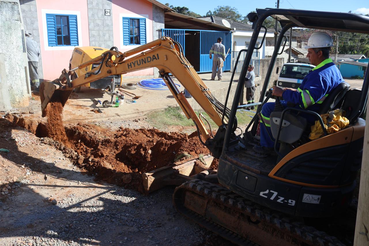 Sabesp promove ligação de água em residências no Miguel Russo