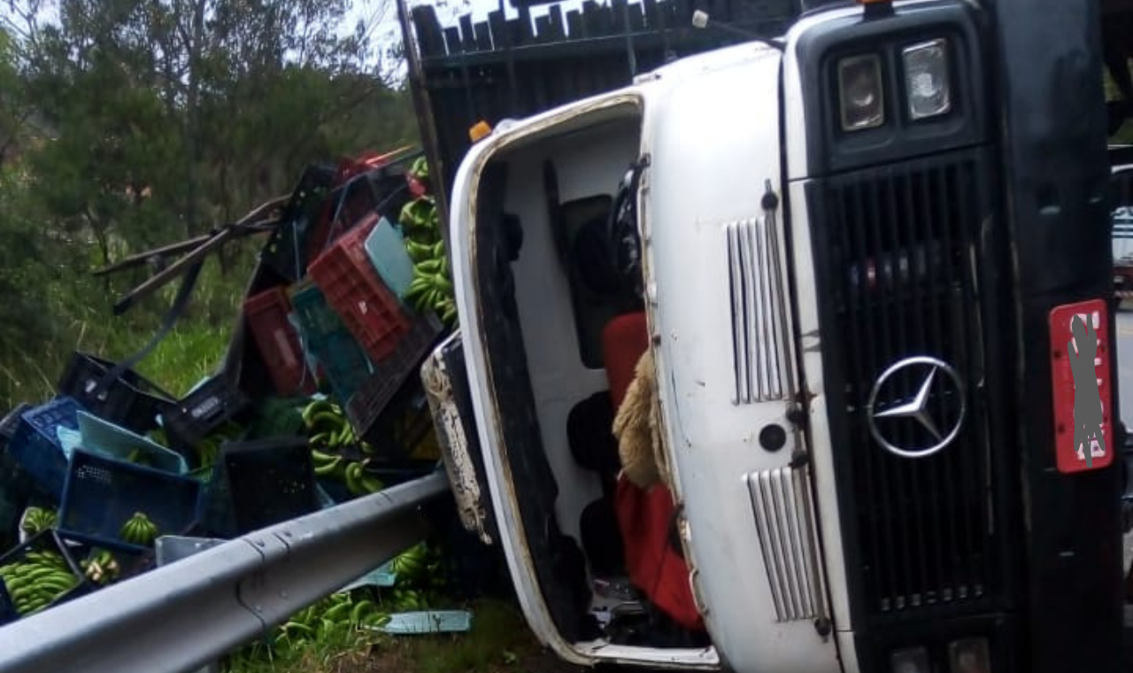 Caminhão carregado de frutas tomba em rodovia próxima a Jurupará