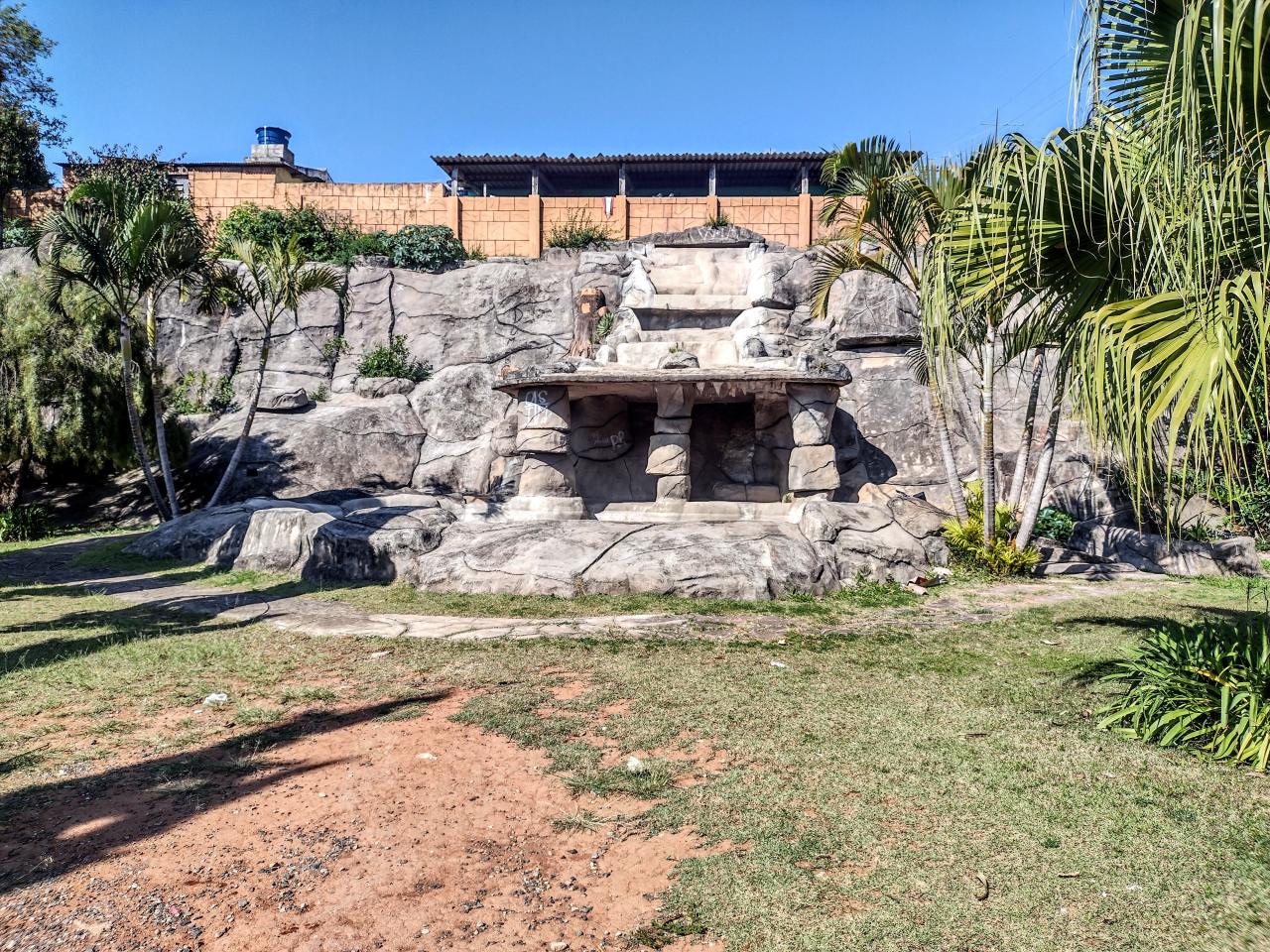 Cascata no portal das águas e jardins apresentam sinais de abandono