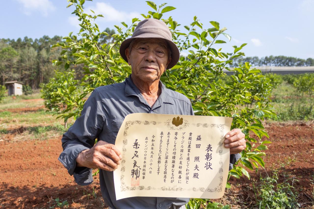 Agricultor piedadense recebe honra do Cônsul-Geral do Japão em São Paulo