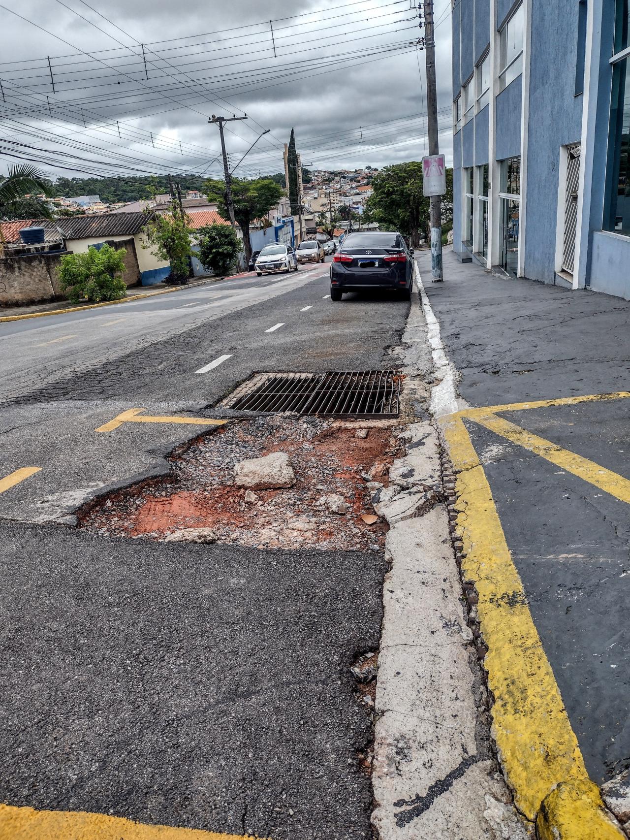 Buraco em boca de lobo preocupa na Avenida Coração de Jesus