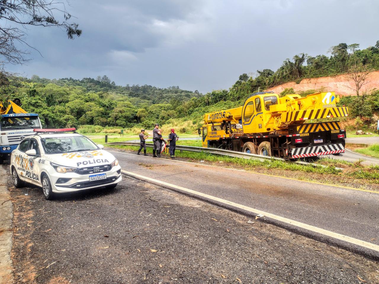 Caminhão guindaste invade guard-rails em trevo perigoso