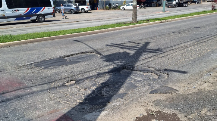 Desafios na Via Antônio Leite de Oliveira: Buraco Preocupa Motoristas