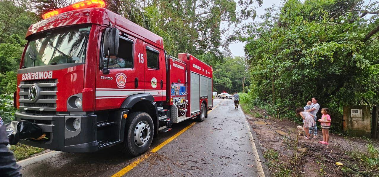 Fortes chuvas e ventanias causam estragos em Piedade