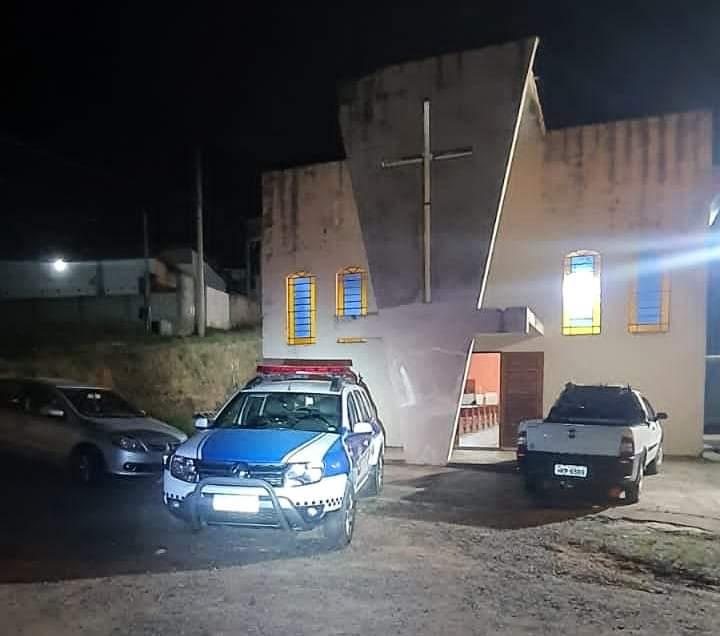 Ladrão invade comunidade religiosa e profana capela em Vila Amâncio