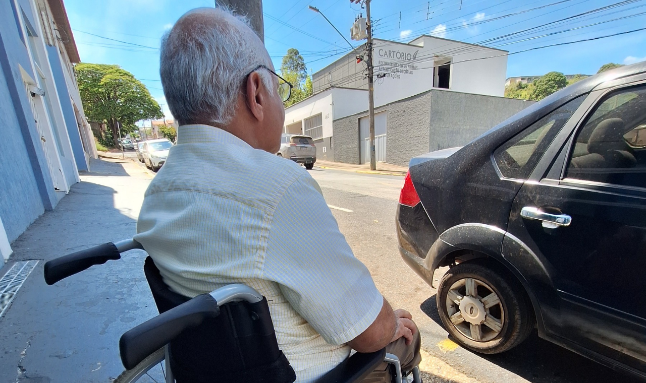 Cadeirante de Piedade relata obstáculos na Avenida Coração de Jesus