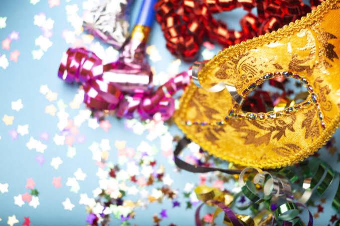 Carnaval: calçado adequado pode evitar torções; saiba qual escolher