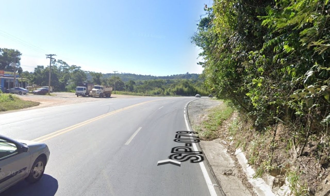 Colisão entre veículo de passeio e motoniveladora ocorreu na SP-79