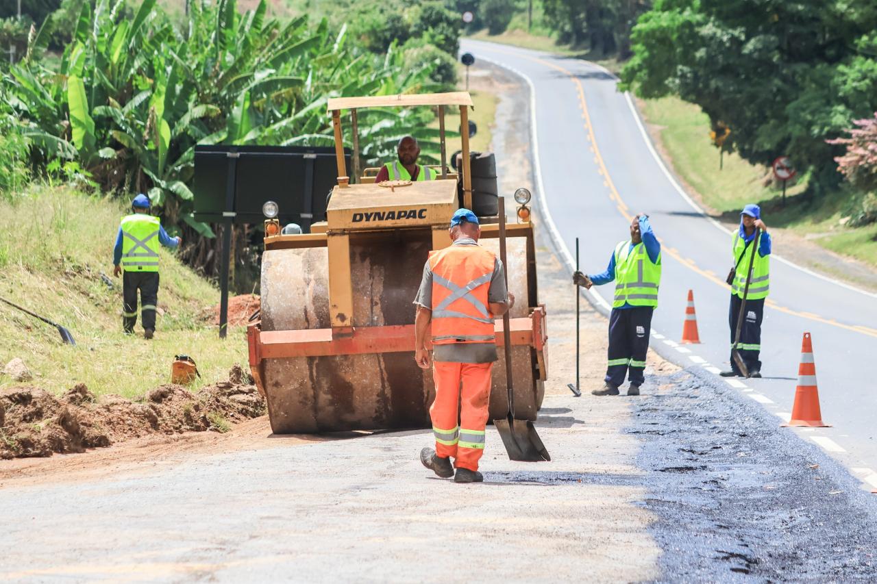 Revitalização do asfalto na estrada da Roseira