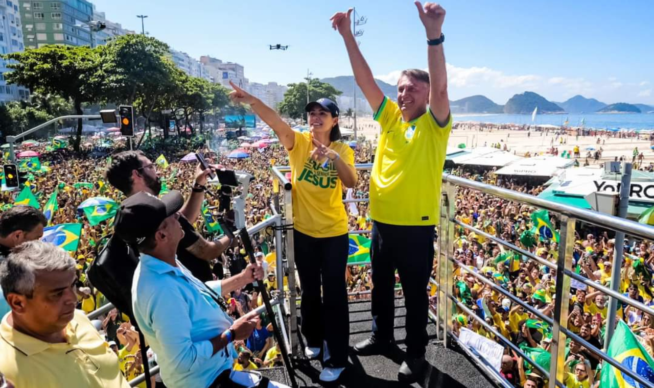 Bolsonaro reúne multidão em Copacabana