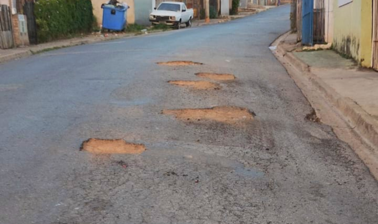 Buraco no asfalto e carros em cima da calçada: O drama da rua Capitão Moraes no Bairro Cotianos