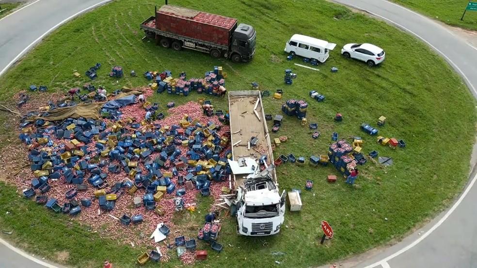Carreta tomba na Rodovia Padre Guilherme Hovel-Svd em Piedade
