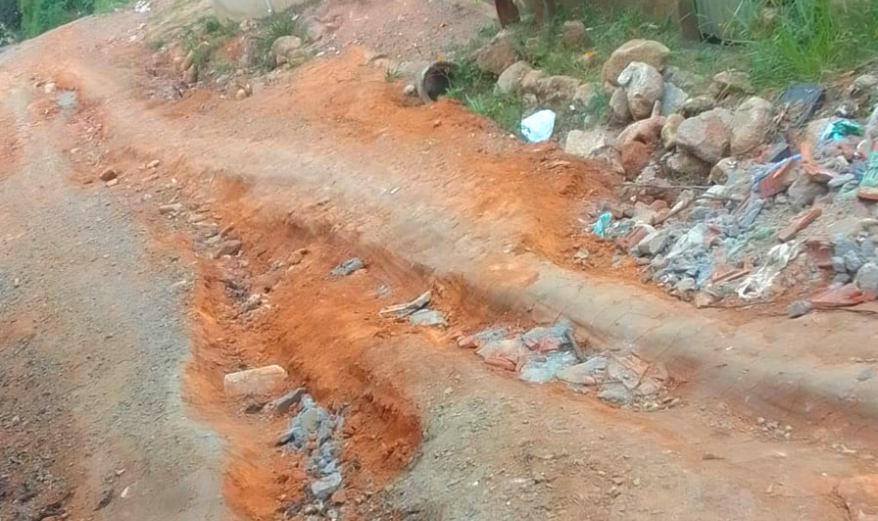 Moradores do bairro dos Moreiras pedem por manutenção urgente da rua seis