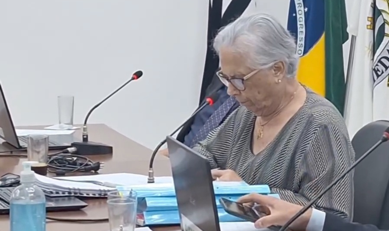 Vereadora Chuca expressa indignação com sessão de votação sobre cassação do prefeito