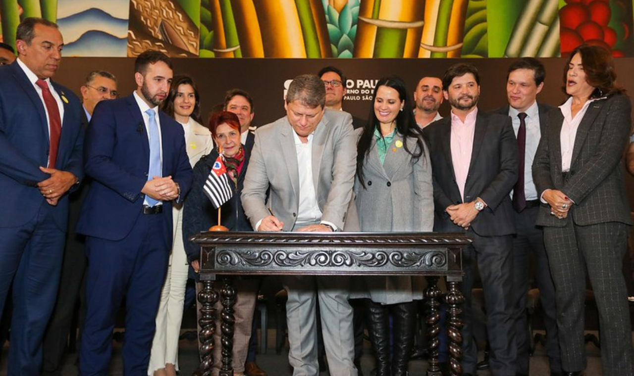 Governador sanciona lei que institui escolas cívico-militares em SP