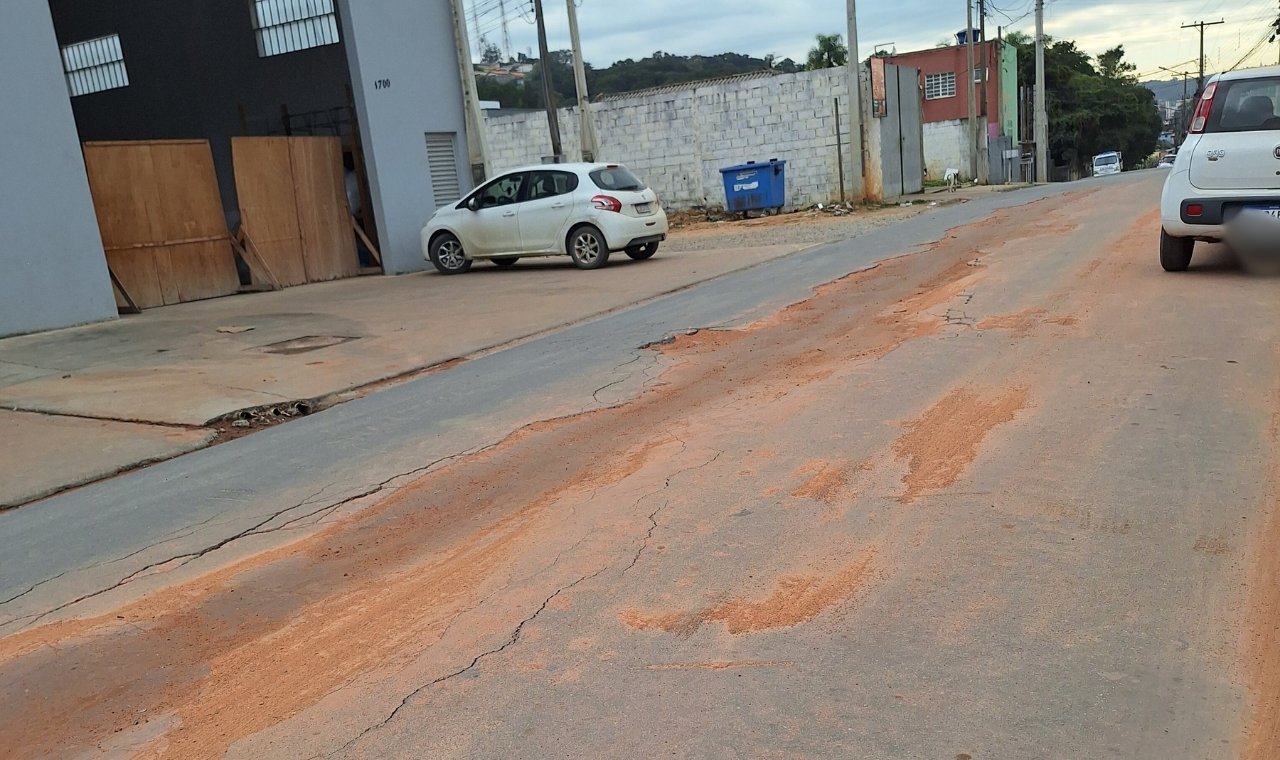 Moradores e comerciantes reclamam de buracos e poeira na rua Capitão Moraes