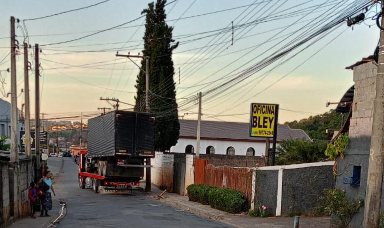 Caminhão danifica fiação elétrica em rua do Cotianos e preocupa moradores