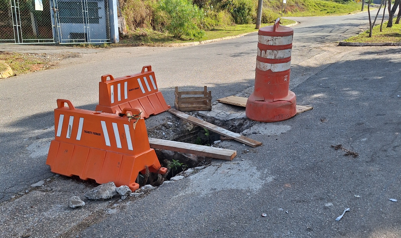 Bueiro sem tampa oferece risco de acidentes próximo ao Parque Ecológico