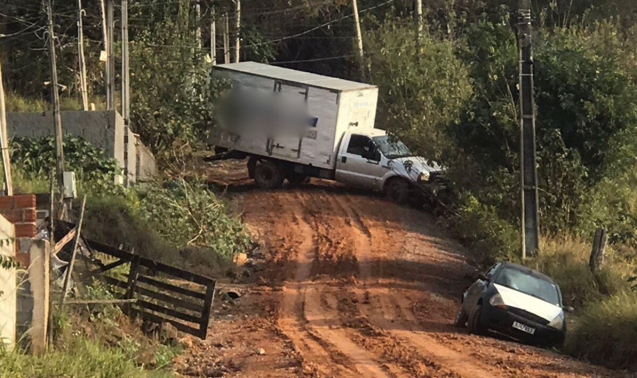 Caminhão de entregas atola em valeta na rua 11 do bairro Ciríaco