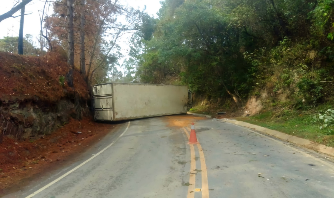 Caminhão tomba na estrada Piedade-Pilar do Sul