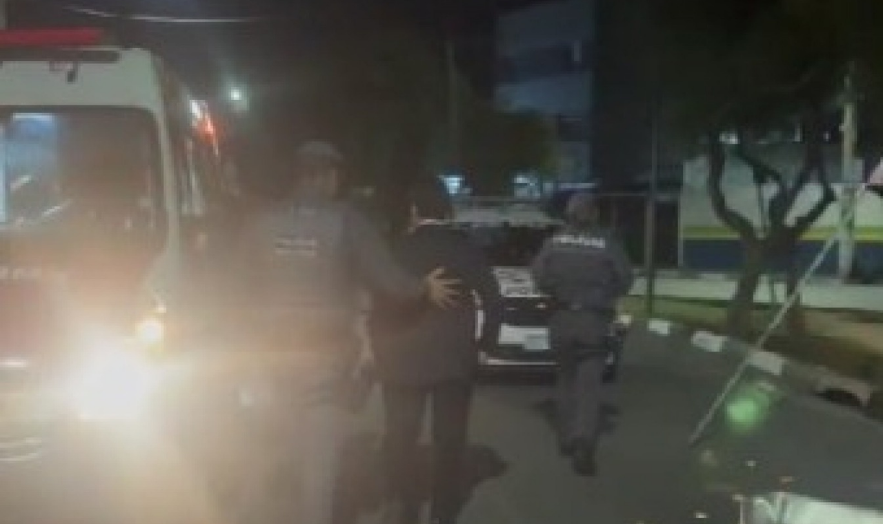 Carro desgovernado invade feira e atropela feirante