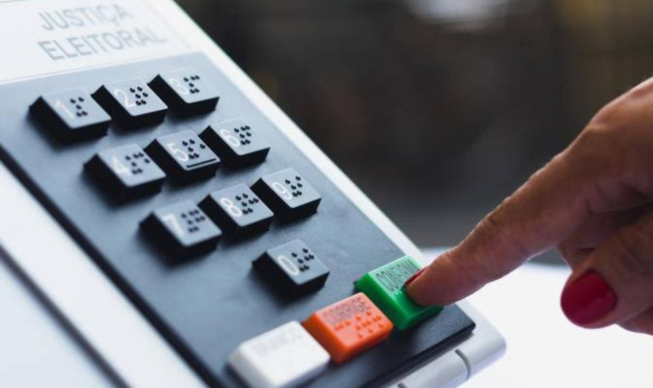 ELEIÇÕES 2024: Direita prevalece entre eleitores que declaram posicionamento político