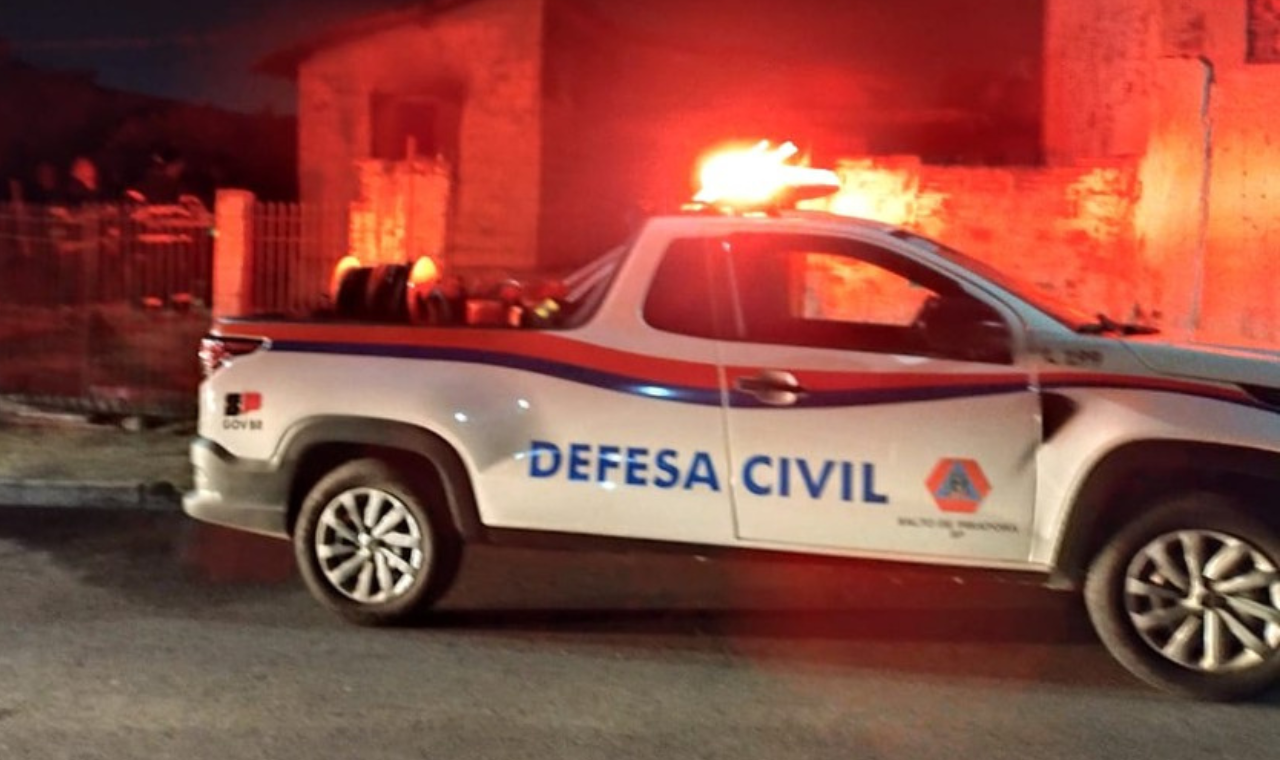 Incêndio destrói casa em Salto de Pirapora e deixa mulher hospitalizada