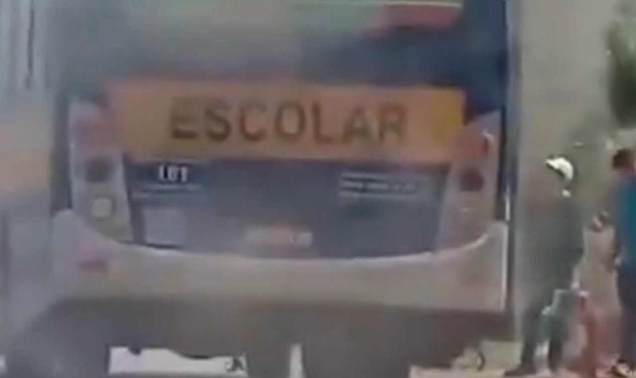 Ônibus escolar municipal pega fogo no bairro Ciríaco