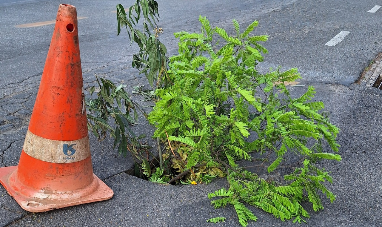 Buraco na avenida Coração de Jesus preocupa motoristas em Piedade