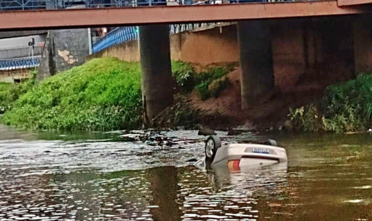 Morre motorista de carro que bateu em gradil de ponte