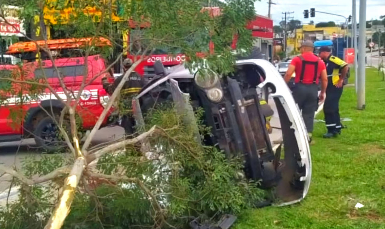 Homem morre após capotar carro na Avenida Itavuvu em Sorocaba