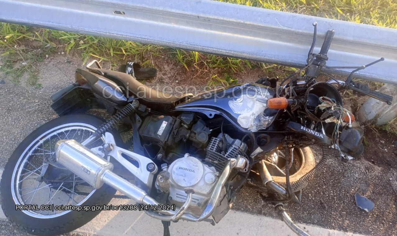 Acidente com moto deixa feridos e interdita alça de acesso da Raposo Tavares em Sorocaba