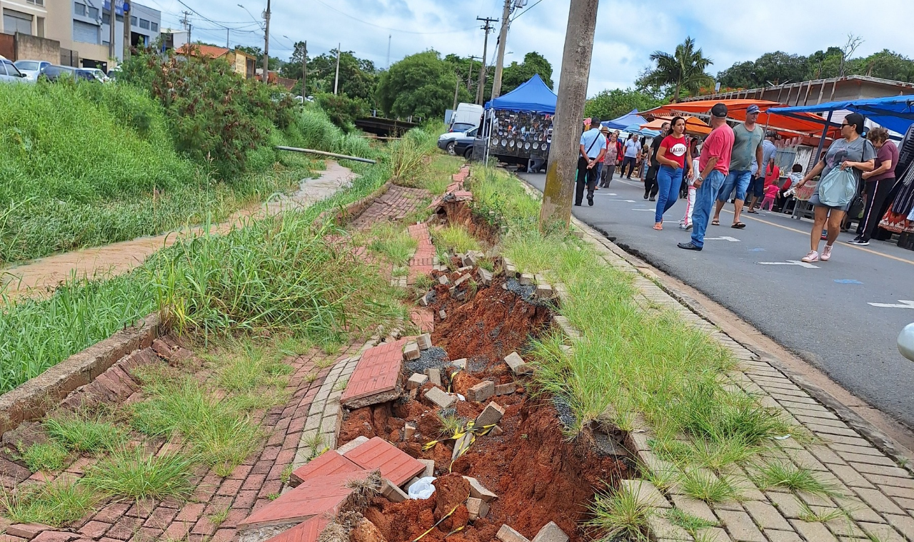 Calçada destruída preocupa feirantes e frequentadores em Piedade
