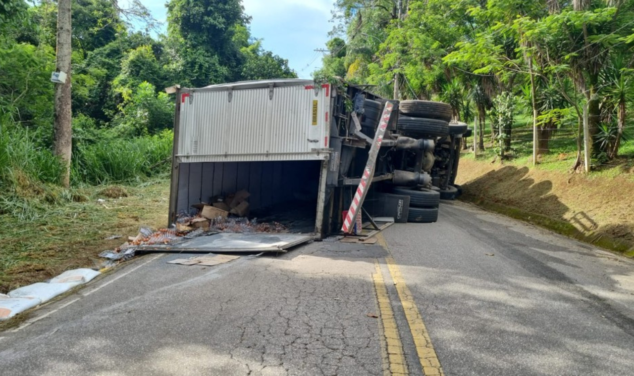 Caminhão tomba e interdita estrada vicinal em São Roque