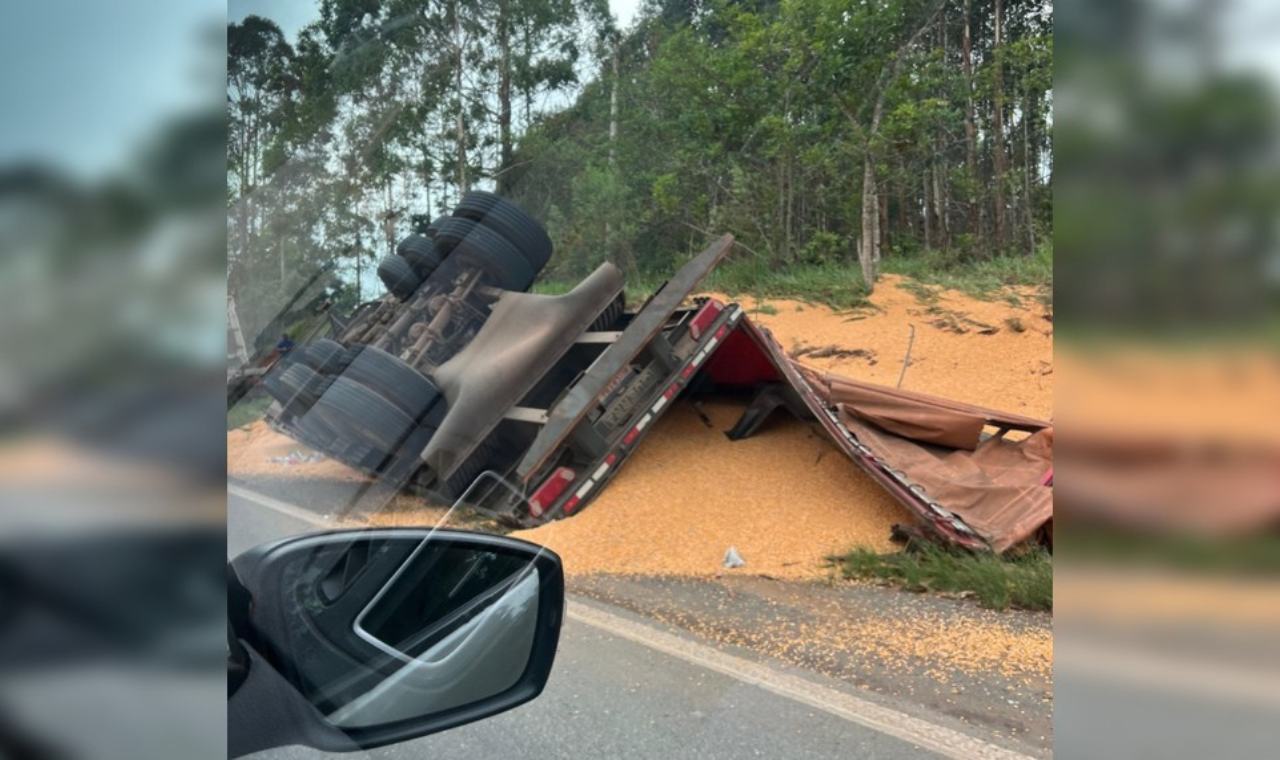 Caminhão tomba e interdita SP-250 entre São Miguel e Pilar do Sul