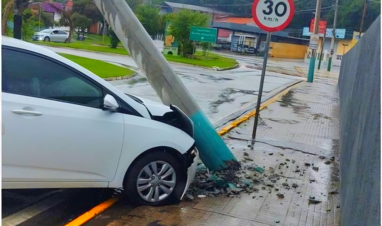 Carro colide com poste próximo à rodoviária de Piedade