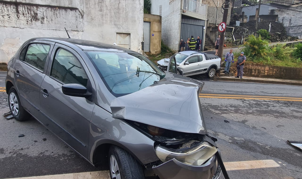 Acidente deixa três feridos em colisão entre Gol e Saveiro em Piedade