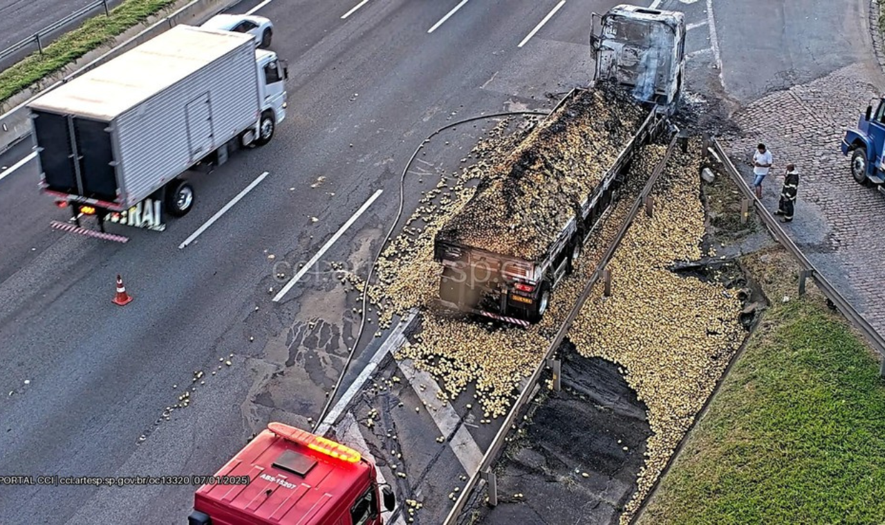 Caminhão com batata pega fogo em rodovia de SP
