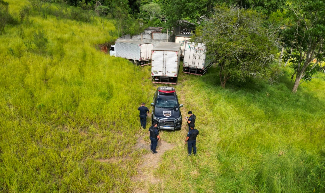 Caminhões roubados são recuperados pela Romu em Ibiúna