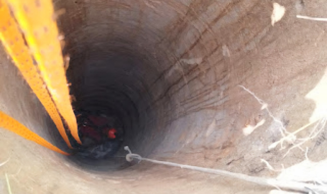 Bezerro é resgatado após cair em poço de 15 metros em Piedade