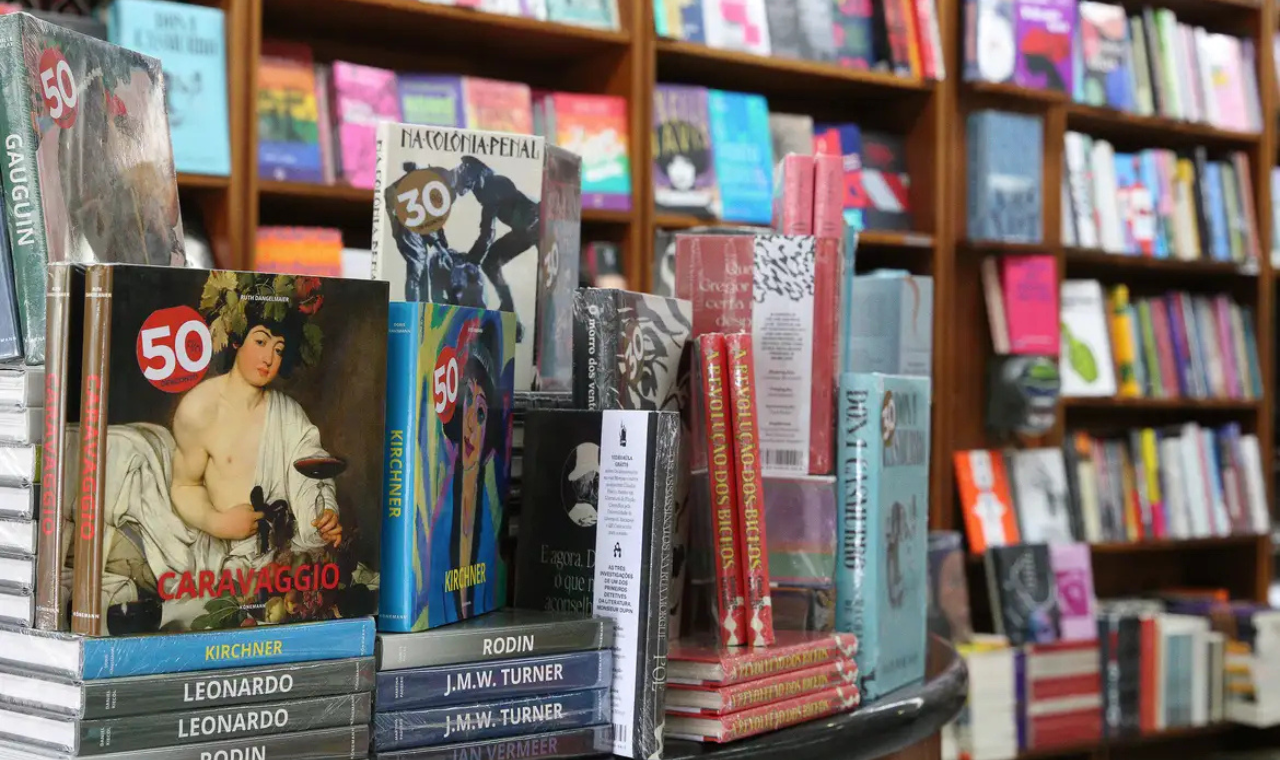 Em 12 meses, 16% dos maiores de 18 anos compraram ao menos 1 livro