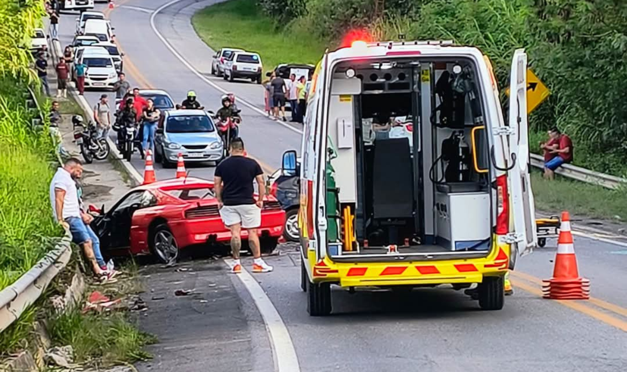 Acidente com Ferrari deixa uma pessoa gravemente ferida em Piedade
