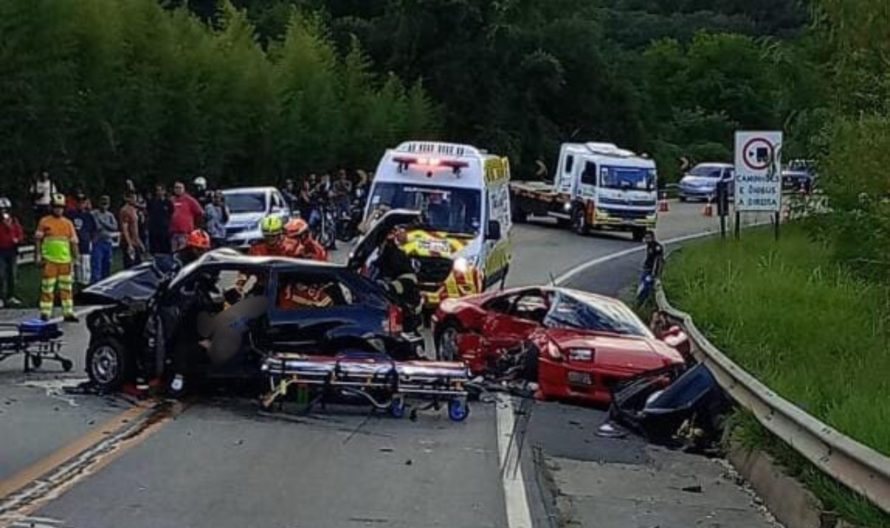Ferrari e Gol colidem na SP-79 em Piedade