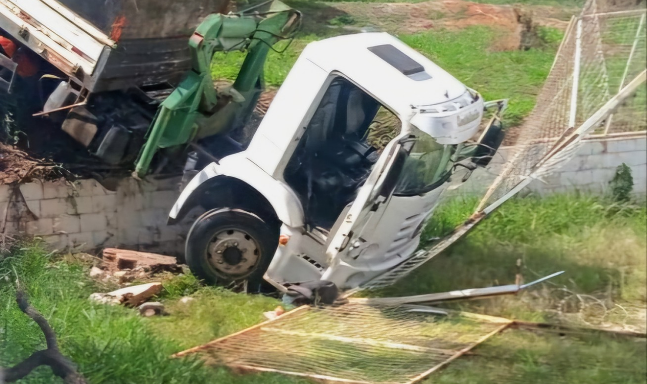Motorista perde controle e caminhão invade estacionamento