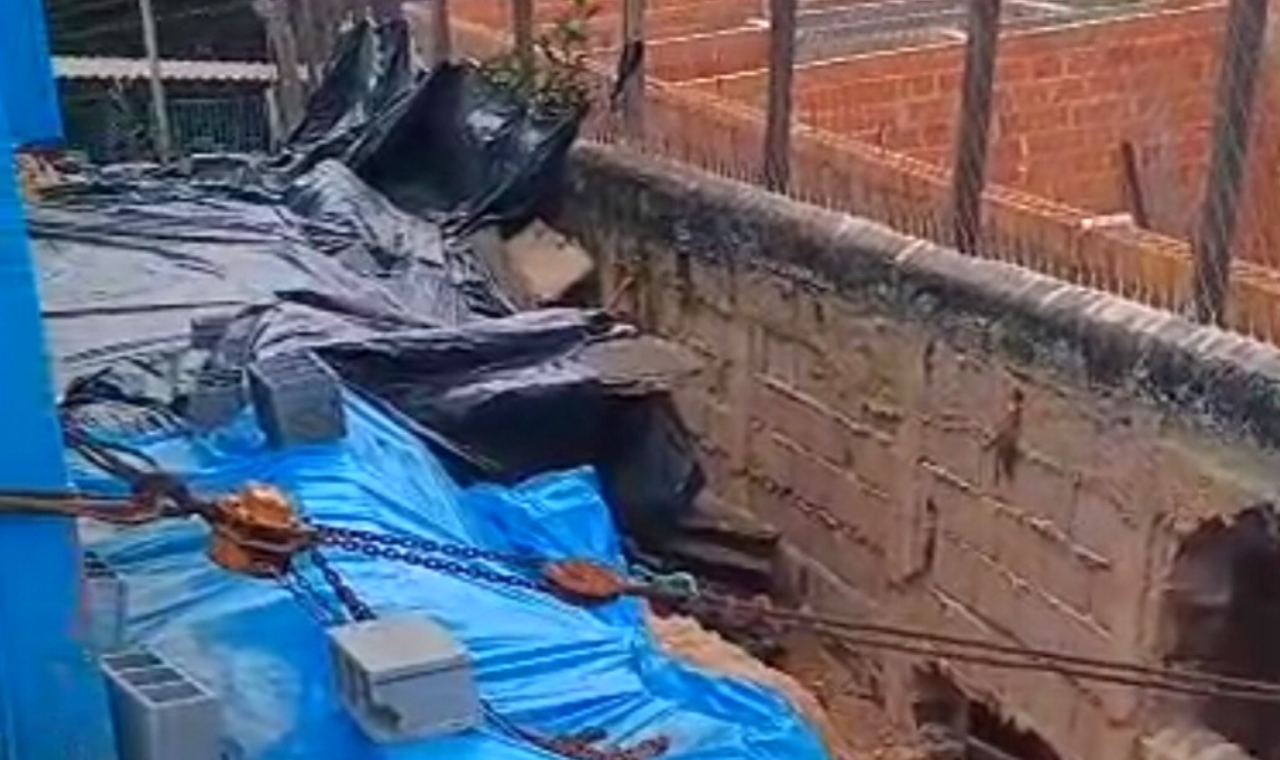 Muro de escola desaba e preocupa pais no bairro dos Oliveiras
