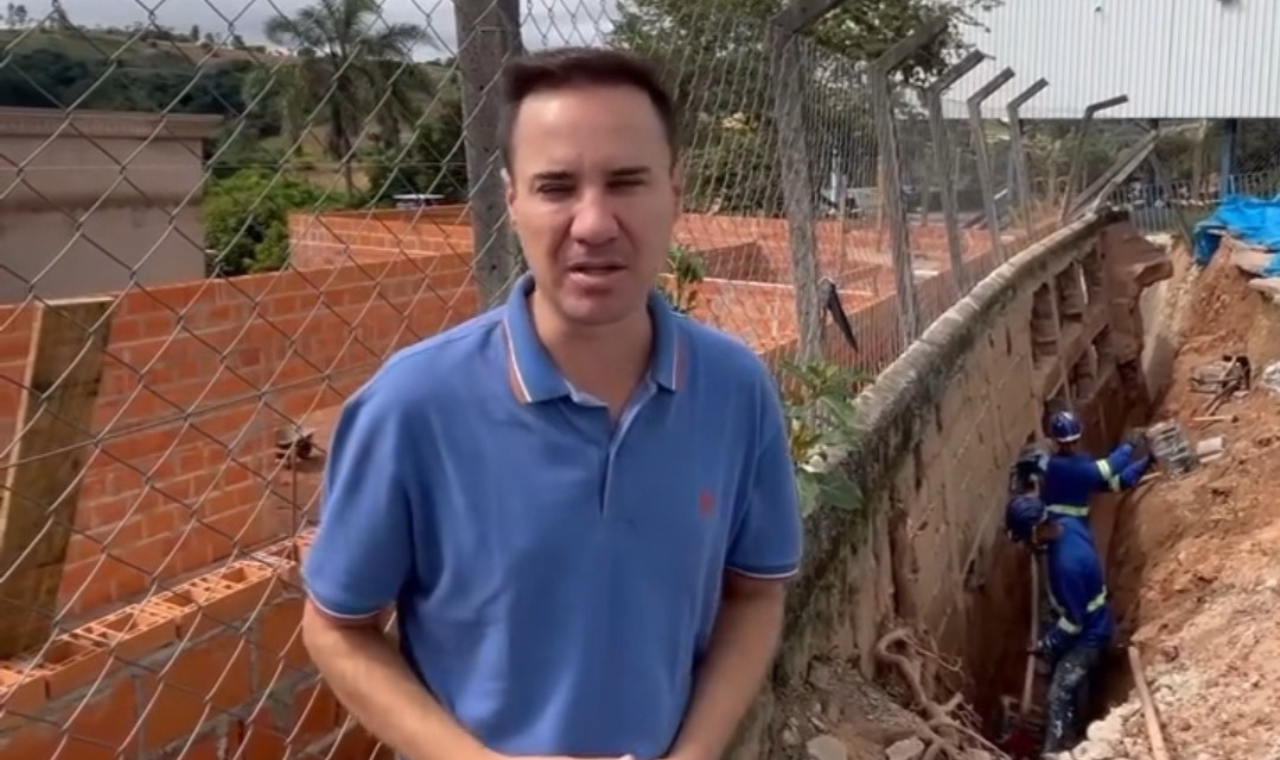 Prefeito Geraldinho visita escola e anuncia recuperação de muro